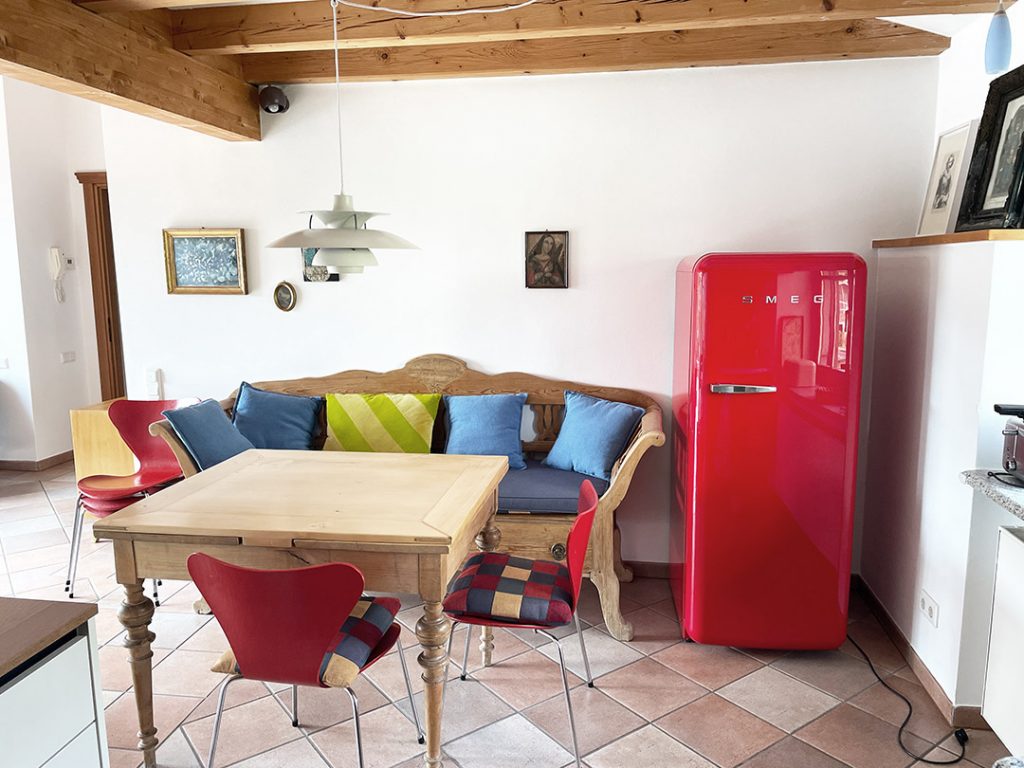 K&uuml;chenbank mit gro&szlig;em K&uuml;hlschrank