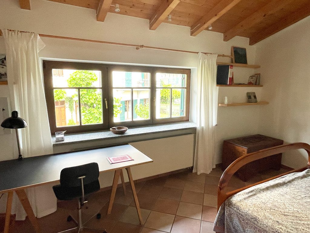 zweites Schlafzimmer mit Arbeitstisch und LAN-Anschluss